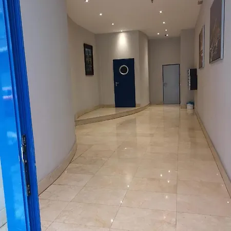 Arena Con Plaza De Garaje בית אירוח